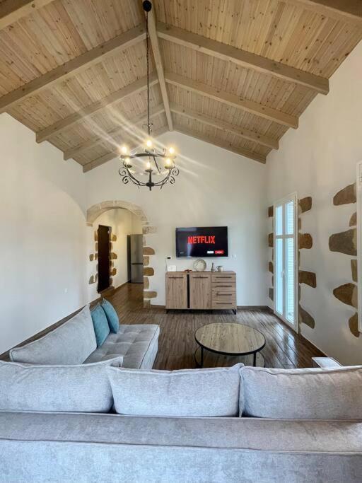 Villa Eftychia Serene Getaway With Hot Tub In A Quiet Location Kissamos Bagian luar foto