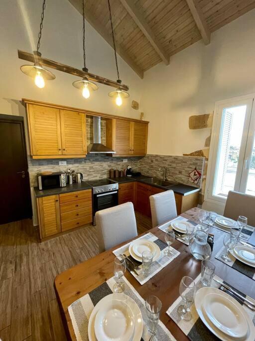 Villa Eftychia Serene Getaway With Hot Tub In A Quiet Location Kissamos Bagian luar foto