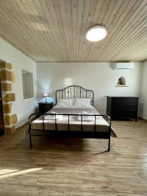 Villa Eftychia Serene Getaway With Hot Tub In A Quiet Location Kissamos Bagian luar foto