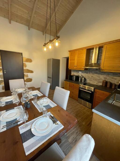 Villa Eftychia Serene Getaway With Hot Tub In A Quiet Location Kissamos Bagian luar foto